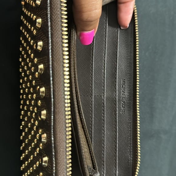 MICHAEL KORS JET SET TRAVEL BROWN MK PVC+GOLD STUD ZIP-AROUND CONTINENTAL WALLET - Picture 5 of 11